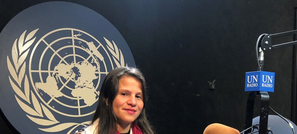 Jessica Hernández en el estudio de Radio ONU