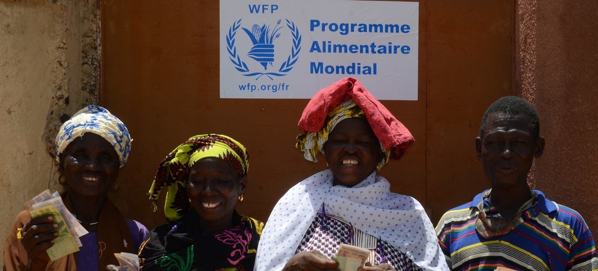 Le PAM fournit une assistance directe, soit en espèces, soit en coupon alimentaire aux petits producteurs de la commune de Nossombougou au Mali.  