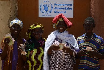 Le PAM fournit une assistance directe, soit en espèces, soit en coupon alimentaire aux petits producteurs de la commune de Nossombougou au Mali.  