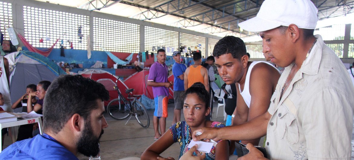 مكتب مفوضية الأمم المتحدة لشؤون اللاجئين في البرازيل وشركاؤها يقدمان الدعم للسلطات المحلية بشأن تسجيل الفنزويليين الذين يعيشون في ملجأ تانكريدو نيفيس، بوا فيستا