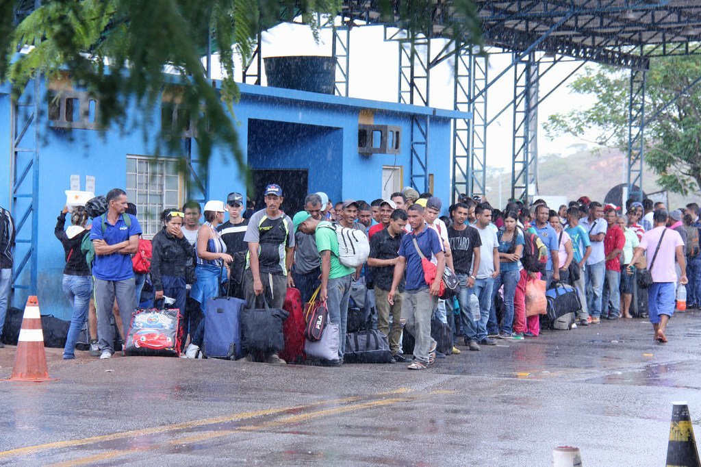 Pacaraima, Brésil : des Vénézuéliens arrivés à la frontière attendent à un poste de la police fédérale brésilienne chargée de traiter les demandes d'asile ou de permis de séjour spéciaux au Brésil. 16 février 2018.