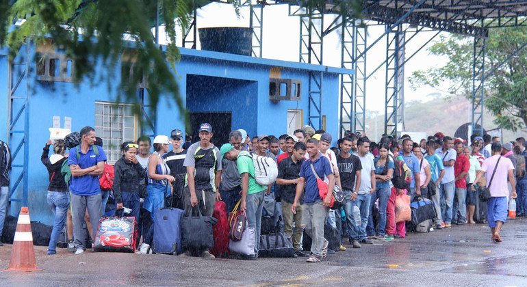 Venezolanos en Pacaraima, ciudad fronteriza con Venezuela,  esperando en las dependencias de la Policía Federal, encargada de recibir a los solicitantes de asilo o permisos especiales de residencia en Brasil, el 16 de febrero de 2018.