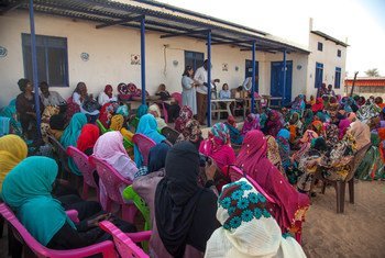秘书长冲突中性暴力问题特别代表普拉米拉·帕腾（Pramila Patten）2018年2月访问期间与苏丹达尔富尔流离失所妇女和女孩交谈。  