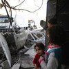 Niños de Guta, Siria, ven pasar los camiones de la ONU y la Media Luna Roja con ayuda humanitaria para 27.5000 personas. 