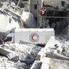 联合国与叙利亚阿拉伯红新月会联合车队的车辆驶过叙利亚杜马被毁的楼房。禁止化学武器组织事实调查团第二次进入杜马，调查有关该地区发生化学武器袭击的指称。