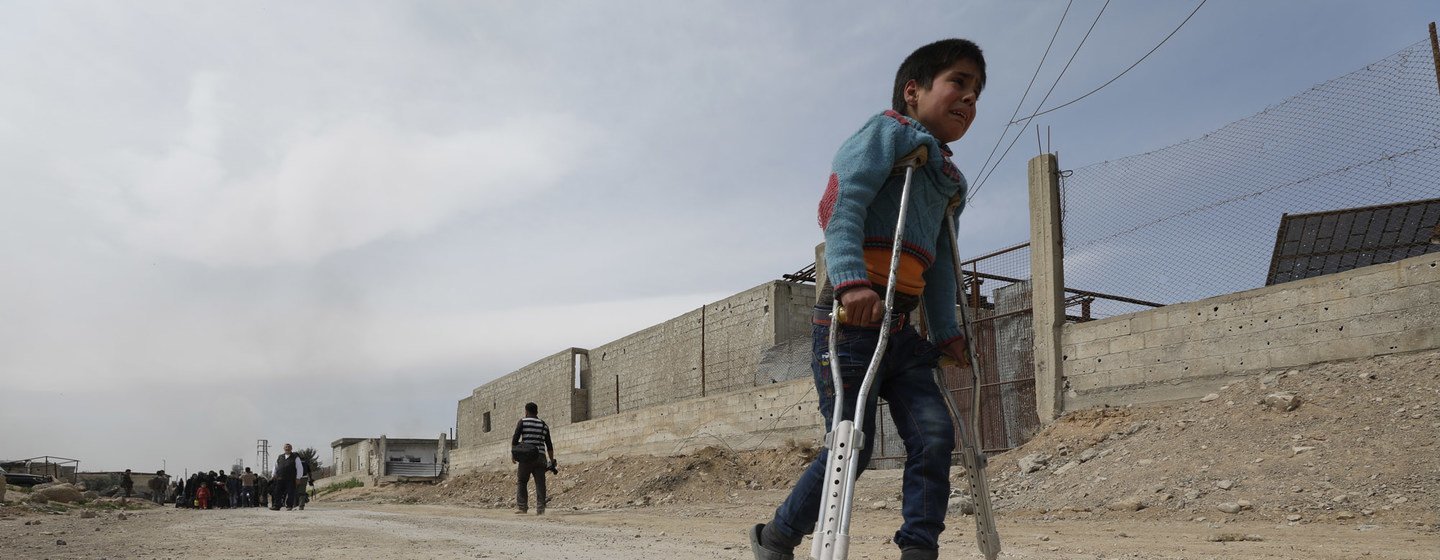 Un niño con muletas en Beit Sawa, Guta Oriental, camina hacia Hamourieh donde se ha abierto una vía de evacuación.