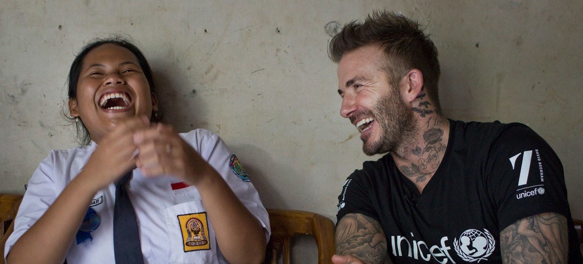 David Beckham, ambassadeur itinérant de l'UNICEF, partage un moment de rire avec Sripun, une écolière de 15 ans, à Semarang, en Indonésie.
