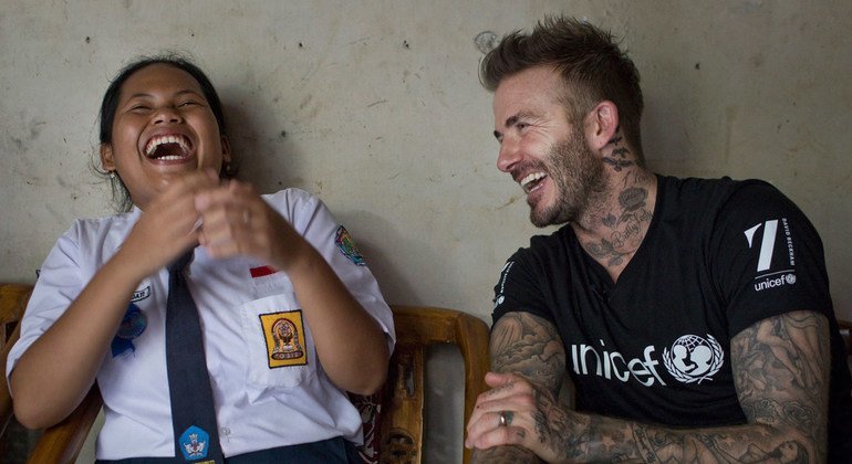 David Beckham, embajador de buena voluntad de UNICEF, junto a una estudiante de 15 años en su casa de Semarang, Indonesia