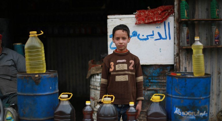  Ayman, de nueve años, trabaja en el puesto de venta de combustible de su padre, en la localidad sitiada de Guta Oriental.    