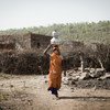 Une femme en Inde portant de l'eau jusqu'à chez elle.