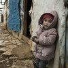 一名18个月大的叙利亚难民儿童站在黎巴嫩的一个避难帐篷外。