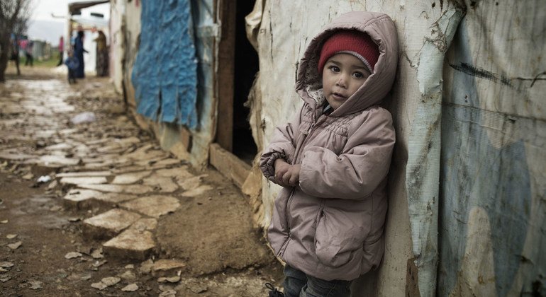 Imán, una niña de dieciocho meses, espera fuera de su tienda en el campamento de Saadnayel, un asentamiento informal donde se alojan los refugiados sirios que llegan al valle de Bekaa, en Líbano.