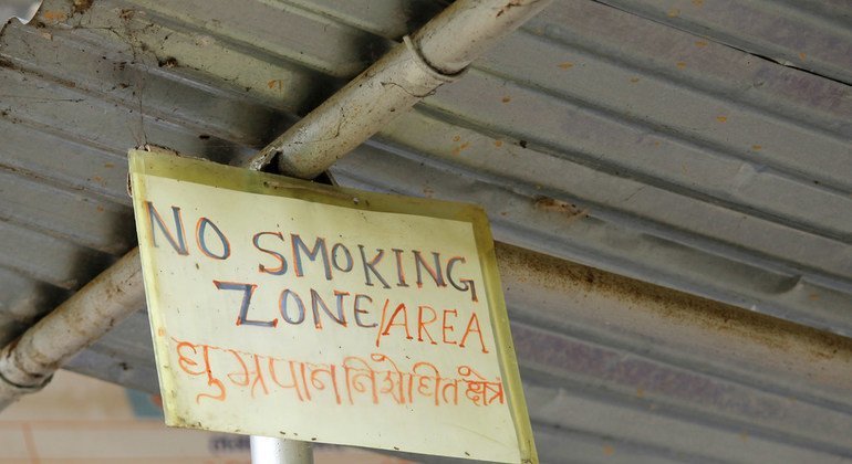 नेपाल के एक ग्रामीण इलाक़े में एक स्वास्थ्य सेवा के बाहर धूम्रपान वर्जित का साइन बोर्ड