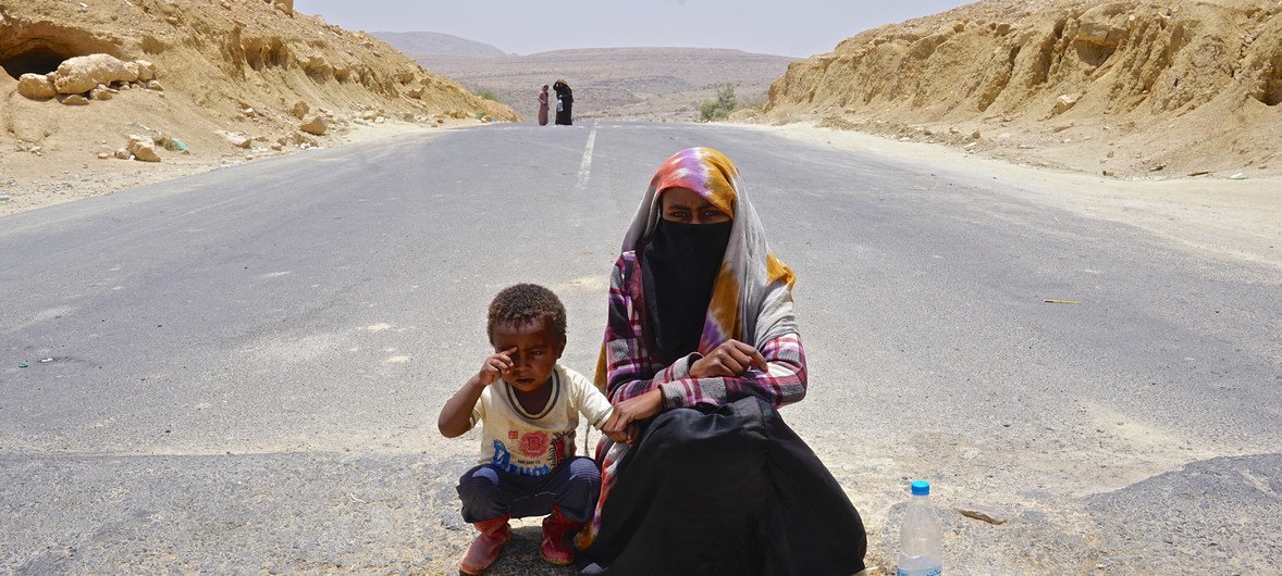 Suad de 18 años pide ayuda en una carretera de la capital de Yemen con su sobrino de 4 años, cuya madre murió en el conflicto. 
