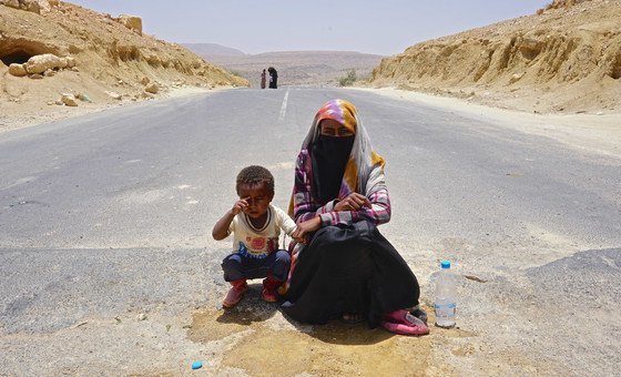 也门的一条公路上，18岁的苏阿德正带着4岁的侄子沿路乞讨，这个男孩的母亲在冲突中丧生。2015年也门冲突升级，目前全国共有2200万人需要人道主义援助。