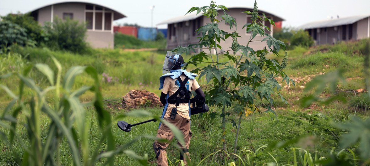 Un membre du Service de la lutte antimines des Nations Unies (UNMAS) vérifie la présence d'engins explosifs près d'une base de l'ONU dans la capitale Juba, au Soudan du Sud.