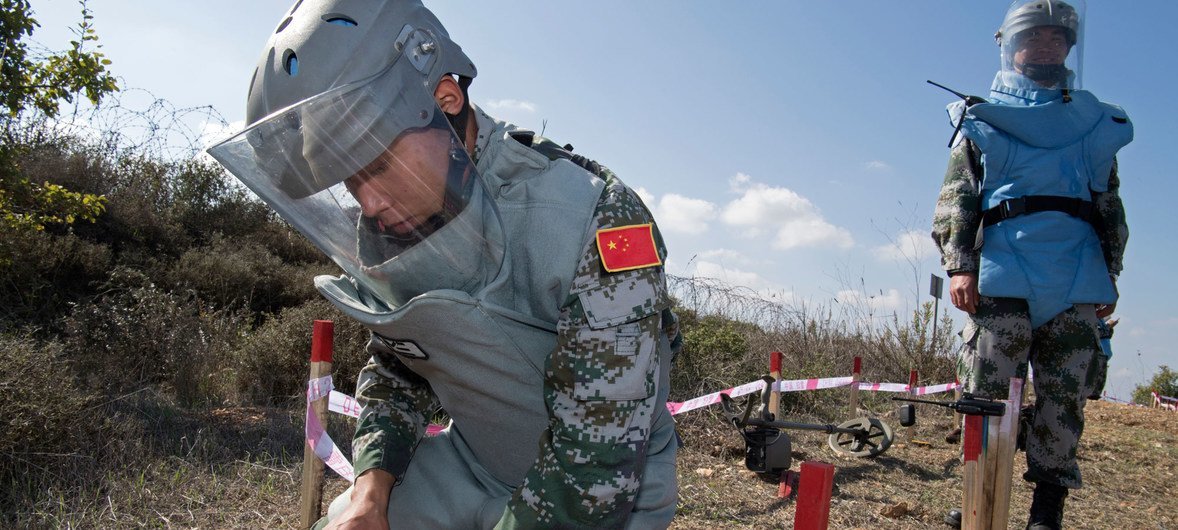 2017年11月10日，联合国维和部队的中国排雷人员在黎巴嫩南部的蓝线附近执行任务。 