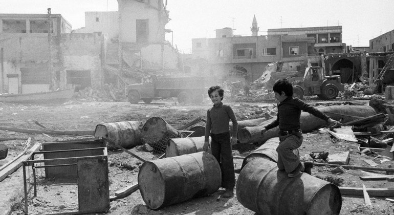 1978年3月30日，以色列进攻后，黎巴嫩南部城市提尔（Tyre）的建筑严重受损。