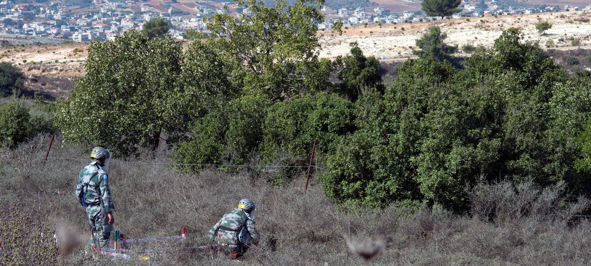 2017年11月10日，联合国维和部队的中国排雷人员在黎巴嫩南部蓝线附近执行任务时，停下来查看地面。 