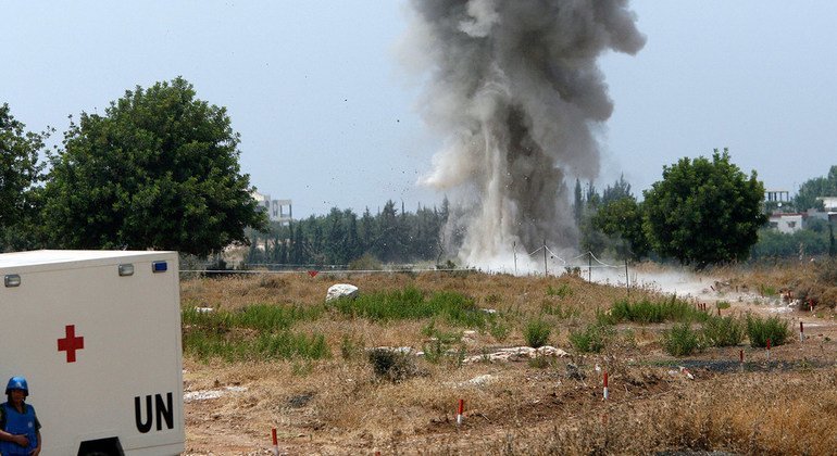 中国排雷人员在黎巴嫩小镇Hiniyah附近引爆排除的未爆战争遗留物。 