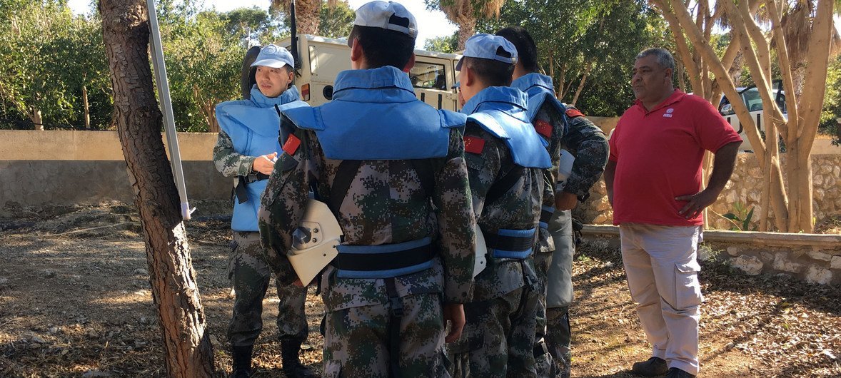 联合国黎巴嫩维和部队的中国排雷人员与当地居民交谈。