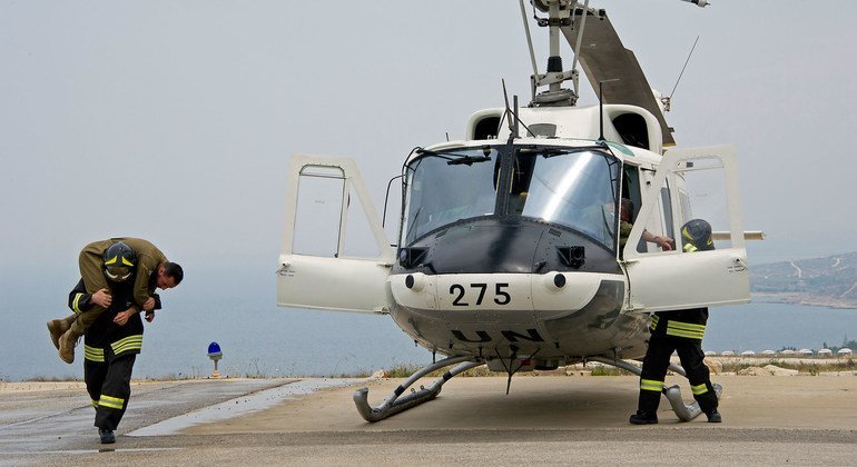 Los bomberos de la Organización durante un ejercicio de evacuación en el helipuerto de la sede de la misión, en Naquora en 2016. 