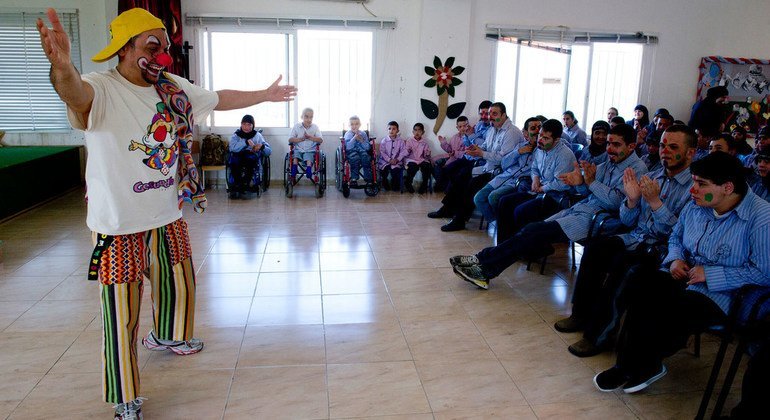 Con una sonrisa y la nariz roja, el oficial asimilado Walter Mazzocchi trae el poder curativo de la risa a los estudiantes de Ayta Ash Shaab, una escuela para niños con necesidades especiales.