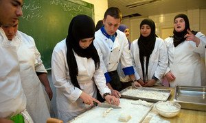 Los estudiantes de la escuela técnica de Tyre aprenden cómo cortar ñoquis durante una clase de cocina ofrecida por el contingente italiano de la misión de las Naciones Unidas. 