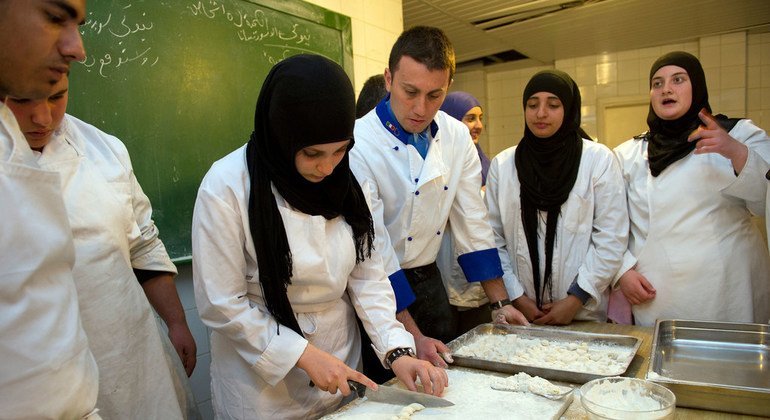 Los estudiantes de la escuela técnica de Tyre aprenden cómo cortar ñoquis durante una clase de cocina ofrecida por el contingente italiano de la misión de las Naciones Unidas. 