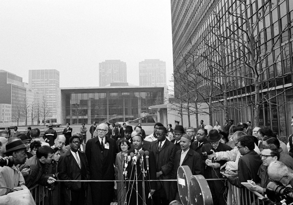 Hayati Dkt. Martin Luther King Jr. akizungumza na wanahabari kwenye makao makuu ya Umoja wa Mataifa New York, Marekani mwaka 1967.