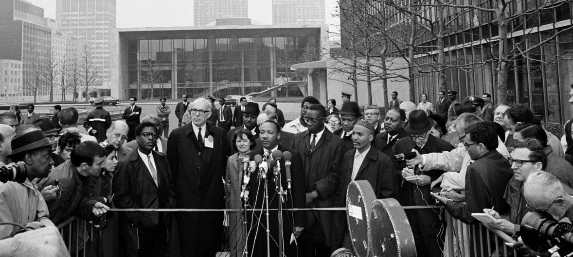 Martin Luther King Jr. habla a la prensa fuera de la sede de la ONU en Nueva York, 1967.