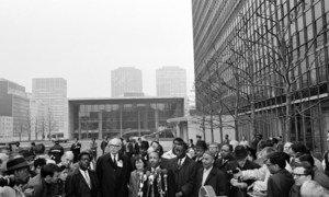 Martin Luther King Jr. habla a la prensa fuera de la sede de la ONU en Nueva York, 1967.
