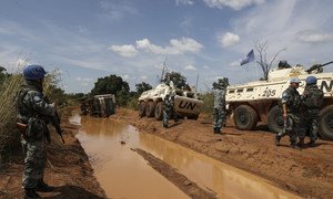 حفظة السلام في بعثة الأمم المتحدة في جنوب السودان أثناء قيامهم بدورية أمنية