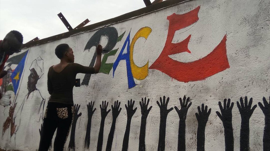 一名妇女在南苏丹绘制祈愿和平的壁画。2013年以来，南苏丹的冲突已导致数千平民在有针对性的袭击中丧生，妇女遭到强奸，房屋和生计被毁。