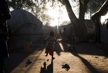 طفل يلعب في مخيم للنازحين في جنوب السودان.