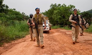 الرائد أحمد الجوهري (اليسار) ببعثة الأمم المتحدة لحفظ السلام في جمهورية أفريقيا الوسطى. المهمة الأولى للوحدة المصرية تتمثل في حماية المدنيين في منطقة عملياتها في العاصمة بانغي