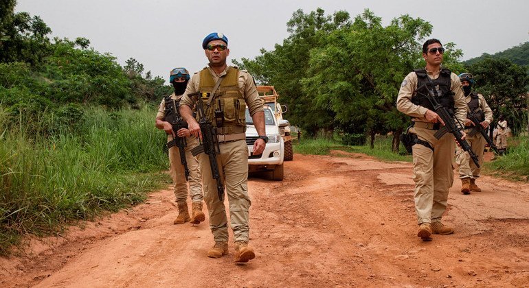El comandante Ahmed II Gohary y el jefe de seguridad de la unidad de policía egipcia en la República Centroafricana de patrulla. 