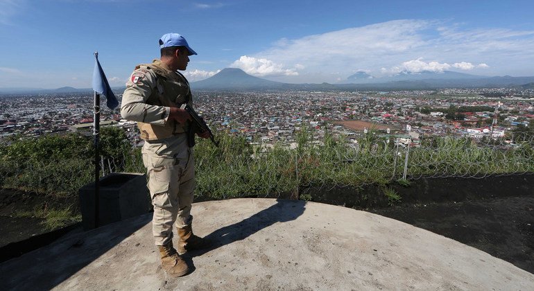 Un casco azul observa la actividad en la ciudad de Goma, en la República Democrática del Congo, desde la cima del monte Goma. 