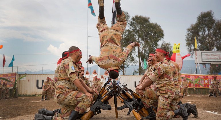 Los miembros de las fuerzas egipcias especiales actúan durante una entrega de medallas en Bukavu, en el Congo, en octubre de 2013. 