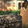 卢旺达恩亚马塔一名14岁的男孩儿在尸体堆中藏匿了两天后幸免在大屠杀中遇难。1994年6月他在尸骨堆旁留影。
