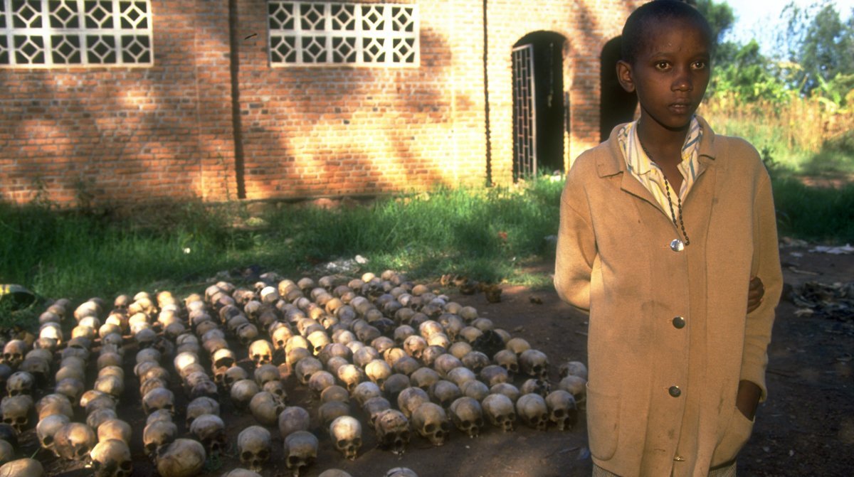 Un niño de catorce años del pueblo de Nyamata en Rwanda fue fotografiado en junio de 1994 después de sobrevivir la masacre al esconderse debajo de cadáveres por dos días.