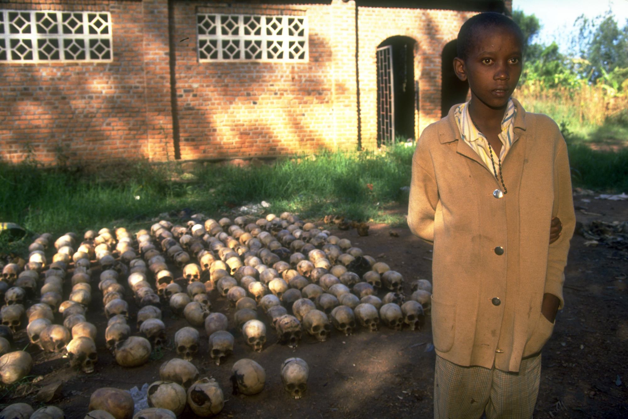 Haziran 1994'te fotoğraflanan Nyamata kasabasından 14 yaşındaki Ruandalı bir çocuk, iki gün boyunca cesetlerin altında saklanarak soykırımdan sağ kurtuldu.