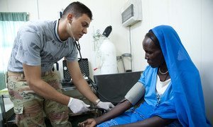 El doctor y teniente primero Mohamed Ismad Anwar, miembro del contingente egipcio de la Operación en Darfur del Norte, examina a una paciente en la clínica de la base. 