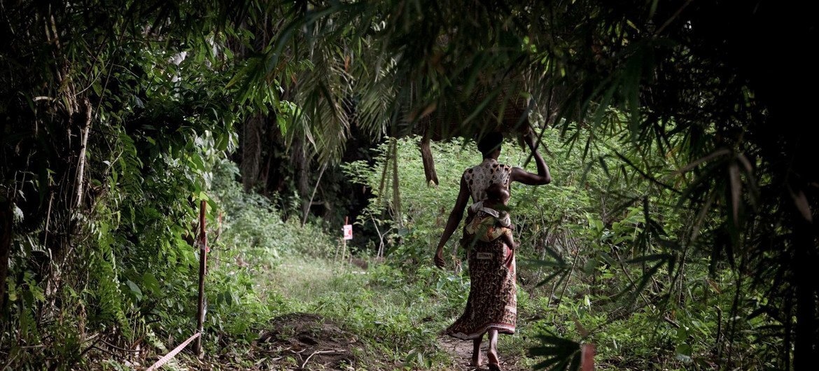 De la sensibilisation à l'assistance aux victimes et au déminage, les femmes en République démocratique du Congo jouent un rôle clé dans l'action contre les mines. Elles sont toutefois parmi les premières victimes de ces engins néfastes.