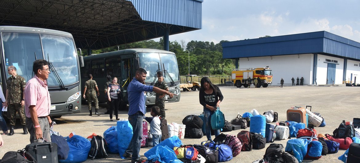 委内瑞拉难民抵达圣保罗后提取行李。