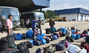 Des réfugiés vénézueliens récupèrent leurs bagages après être arrivés à Sao Paulo, au Brésil.
