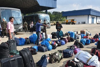 委内瑞拉难民抵达圣保罗后提取行李。