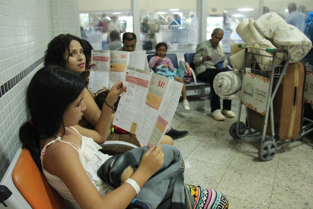 Des réfugiés vénézuéliens attendent leur embarquement à l'aéroport de Boa Vista, dans l'État de Roraima.