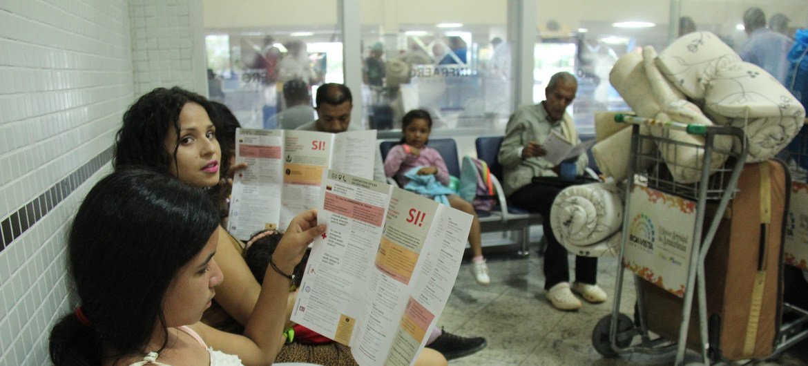 Des réfugiés vénézuéliens attendent leur embarquement à l'aéroport de Boa Vista, dans l'État de Roraima.