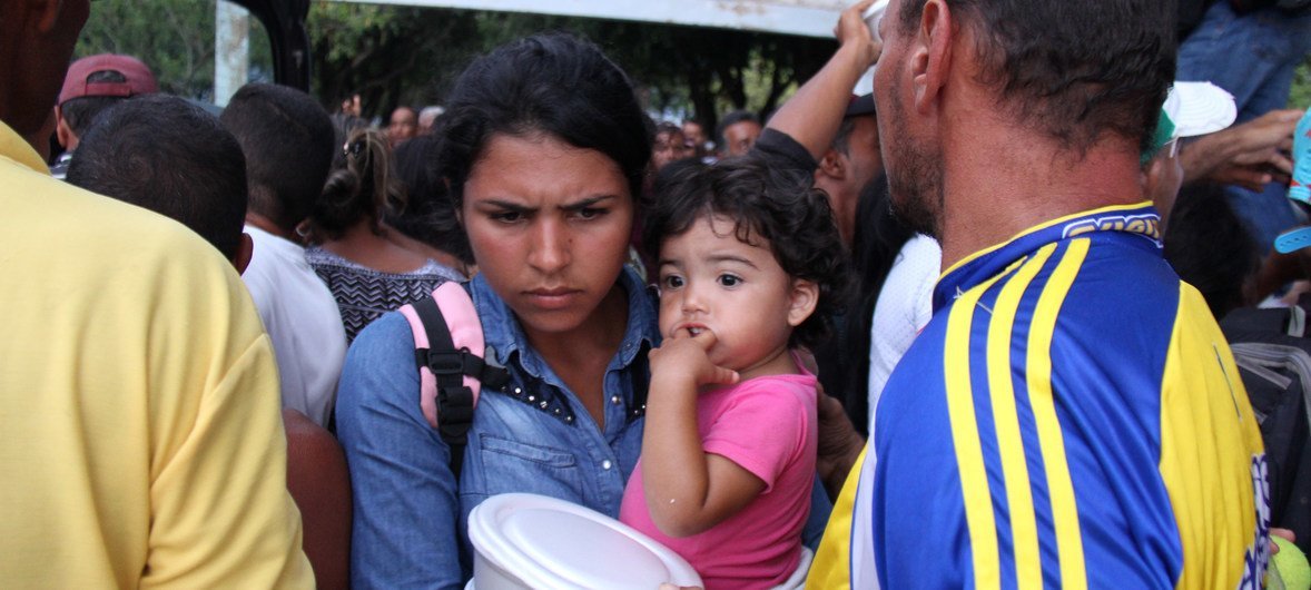 Los refugiados venezolanos se refugian en la plaza Simón Bolívar, en Boa Vista, en el estado brasileño de Roraima.